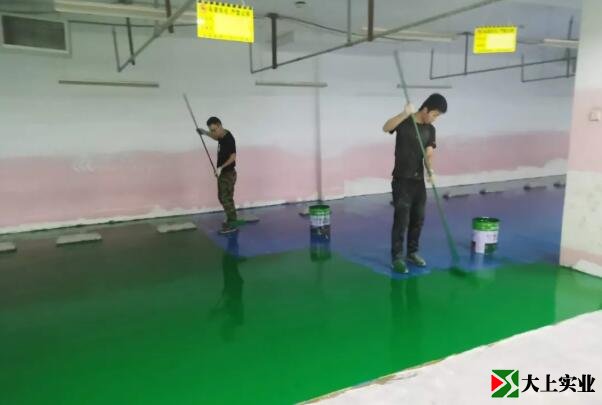 地下車(chē)庫環(huán)氧地坪工人正在施工