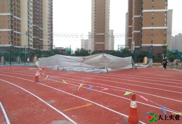塑膠跑道問(wèn)題處圍擋