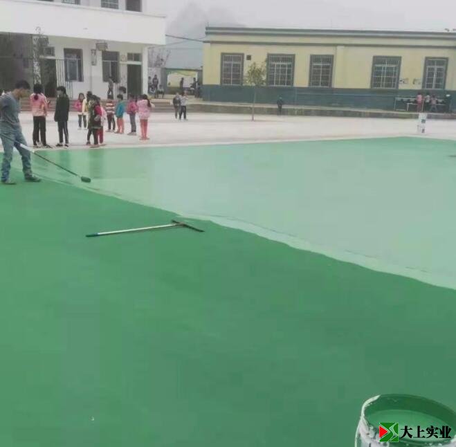 籃球場(chǎng)地坪漆施工中間涂層