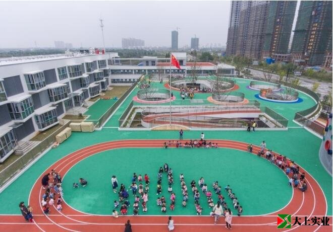 孩子們在屋頂運動(dòng)場(chǎng)上游戲