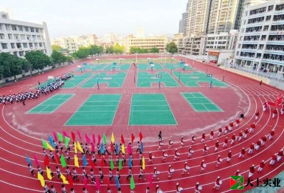 新建的塑膠運動(dòng)場(chǎng)