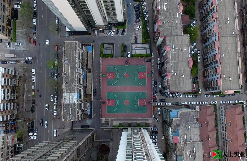 樓頂的籃球場(chǎng)