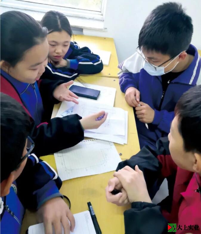 學(xué)生進(jìn)行價(jià)格對比