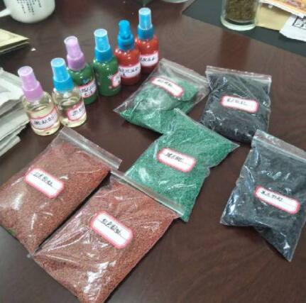 塑膠跑道原材料進(jìn)行現場(chǎng)取樣，取樣檢測材料分別是：黑色顆粒，紅色顆粒，綠色顆粒，紅色面漆，綠色面漆，膠水。