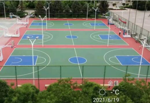 升級改造后的室外籃球場(chǎng)