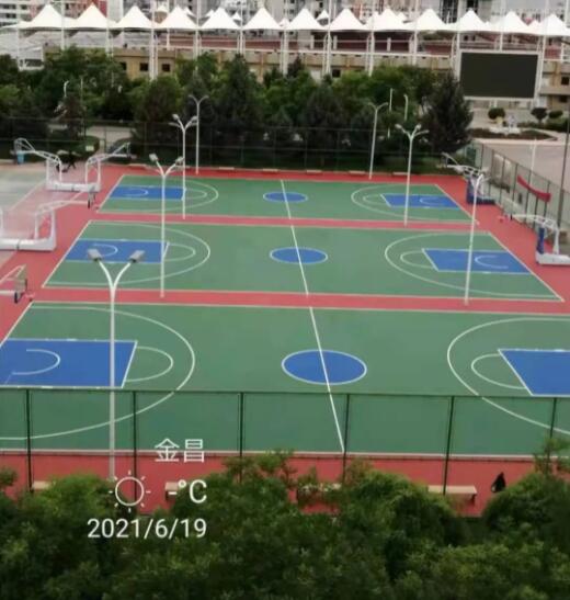 升級改造后的籃球場(chǎng)
